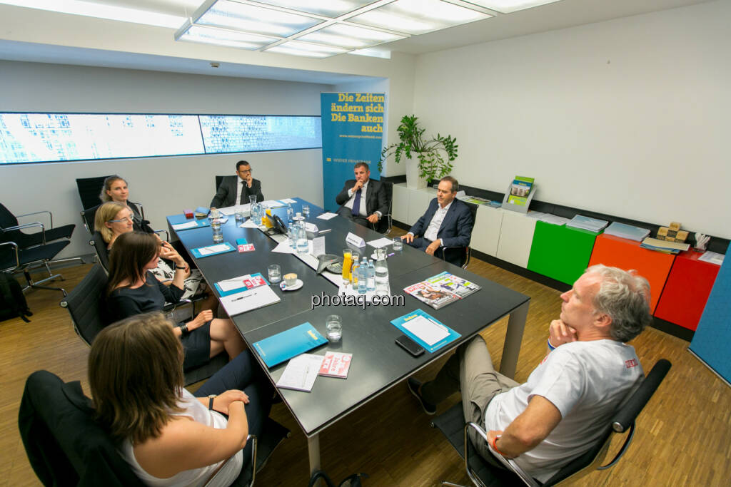 Gruppenfoto: Roundtable: Fondsmanager meet Studiengang Wirtschafts- und Finanzkommunikation - (Fotocredit: Martina Draper) (14.06.2017) 