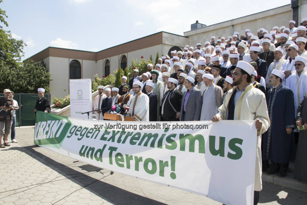 Imame der IGGÖ versammelten sich vor dem Islamischen Zentrum in Wien und setzten gemeinsam ein Zeichen gegen Extremismus und Terror - Islamische Glaubensgemeinschaft in Österreich (IGGÖ): Bis dato haben 312 Imame der Islamischen Glaubensgemeinschaft die Deklaration gegen Terror und Extremismus unterzeichnet (Fotograf: YILMAZ PECE / Fotocredit: Islamische Glaubensgemeinschaft in Österreich), © Aussender (16.06.2017) 