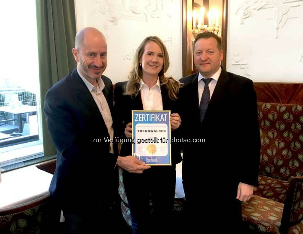 Superbrands Regional Director Mag. András Wiszkidenszky, Julia Labenz, Leitung Marketing Deutschland und Österreich Trenkwalder, Mag. Klaus Lercher, CEO von Trenkwalder Deutschland und Österreich - Trenkwalder Personaldienste GmbH: Trenkwalder erhält Auszeichnung als „Superbrand“ (Fotocredit: Trenkwalder), © Aussender (20.06.2017)