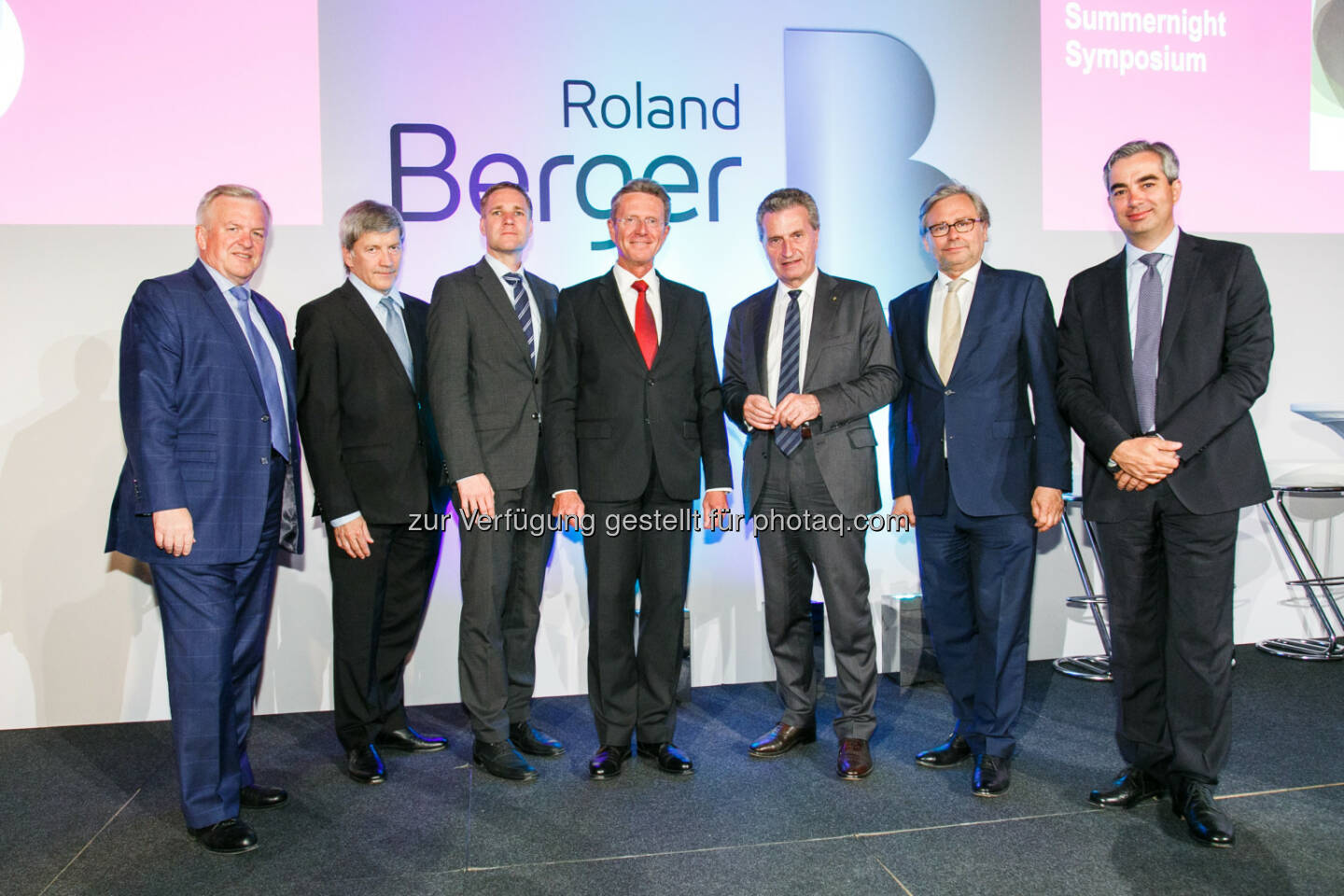 Ing. Rudolf Kemler (Roland Berger), Dr. Johann Strobl (Vorsitzender des Vorstandes, Raiffeisen Bank International AG), Univ.-Prof. MMag. Dr. Gottfried Haber (Donau-Universität Krems), Prof. Roland Falb (Roland Berger), Günther H. Oettinger (Europäischer Kommissar für Haushalt und Personal), Dr. Alexander Wrabetz (Generaldirektor ORF), Dr. Vladimir Preveden (Roland Berger) - Roland Berger Strategy Consultants GmbH: 19. Roland Berger Summernight Symposium: „Die Perspektiven Europas zwischen Arbeitsmarktflaute und Digitalisierung (Fotocredit: Roland Berger/APA-Fotoservice/Rastegar)