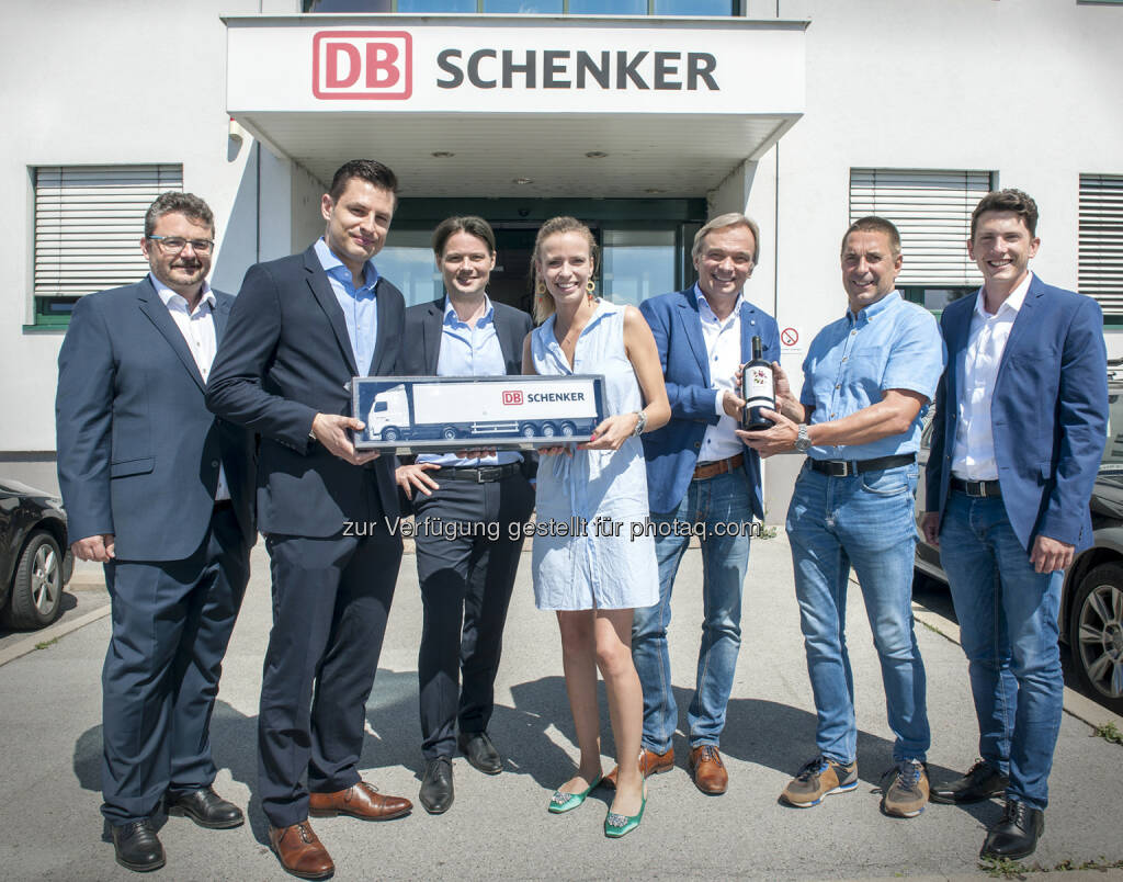 Im Bild von links nach rechts: Wolfgang Fischer (DB Schenker), Martin Hackl (DB Schenker), Matthias Eder (DB Schenker), Caro Kammerer (WEIN & CO), Harry Matzl (DB Schenker), Wolfgang Frühbauer (WEIN & CO), Christoph Fiedler (WEIN & CO) - DB Schenker in Österreich: WEIN & CO setzt künftig auf Expertise von DB Schenker (Fotograf: STEFANIE J. STEINDL / Fotocredit: DB Schenker), © Aussender (20.06.2017)