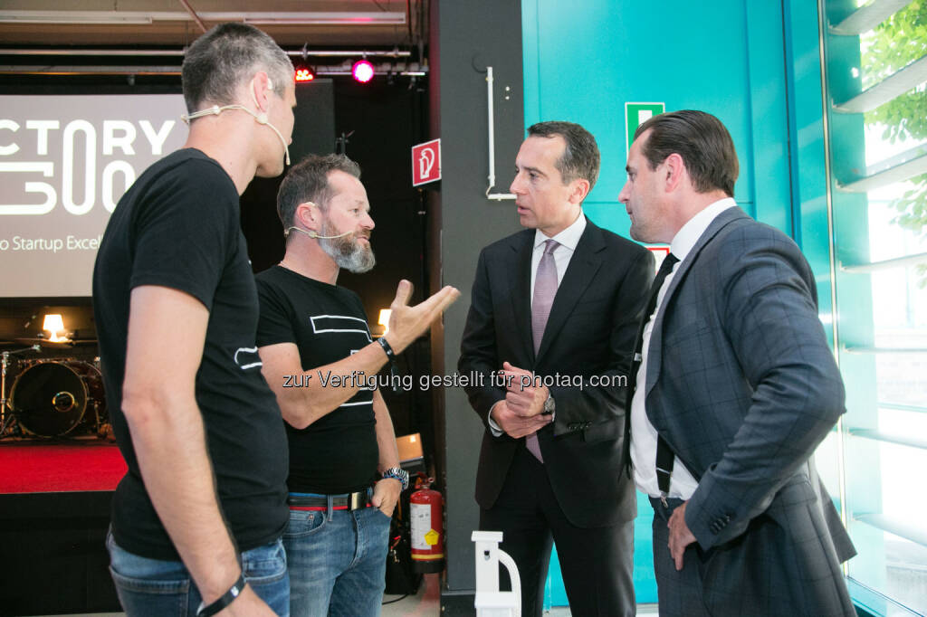 Michael Eisler und Bernhard Lehner (Vorstände startup300 AG) erklären Bundeskanzler Christian Kern und Chris Müller (Direktor Tabakfabrik Linz, v.l.n.r.) das Konzept der factory300 - Lebe Medien! GmbH: Hornsignal eröffnet Startup Campus factory300 (Fotograf: Roman Pelzl / Fotocredit: startup300), © Aussender (21.06.2017)