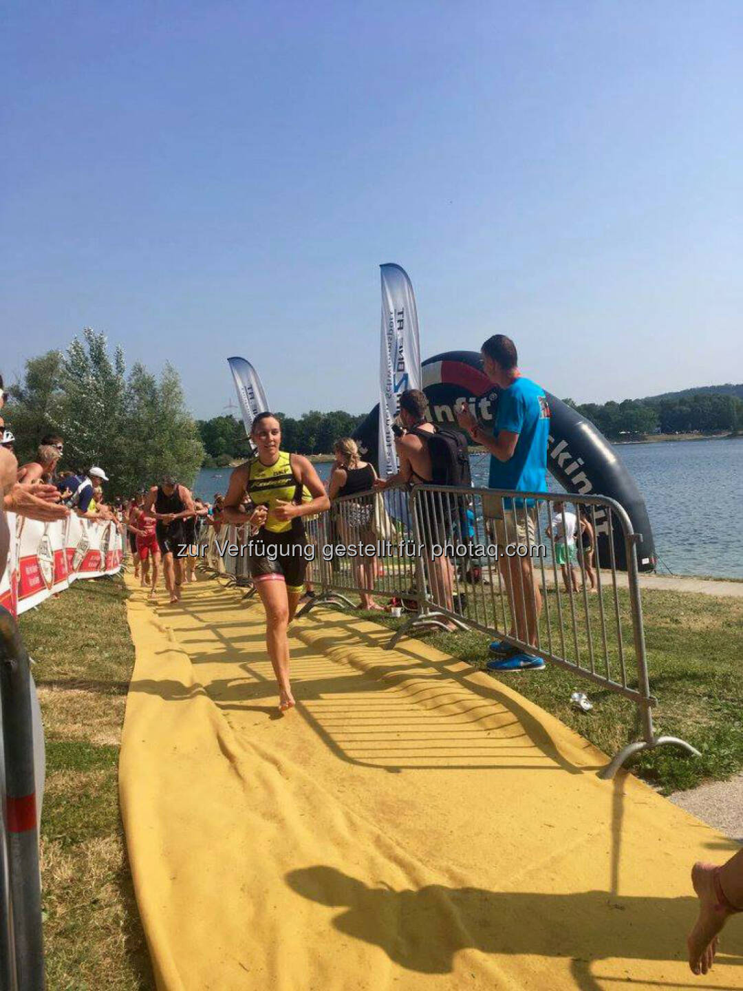 Martina KaltenreinerBei den hohen Temperaturen ohne Neo unterwegs. Nach 1500m geht's ab in die Wechselzone 

© Birgit Baumgartner