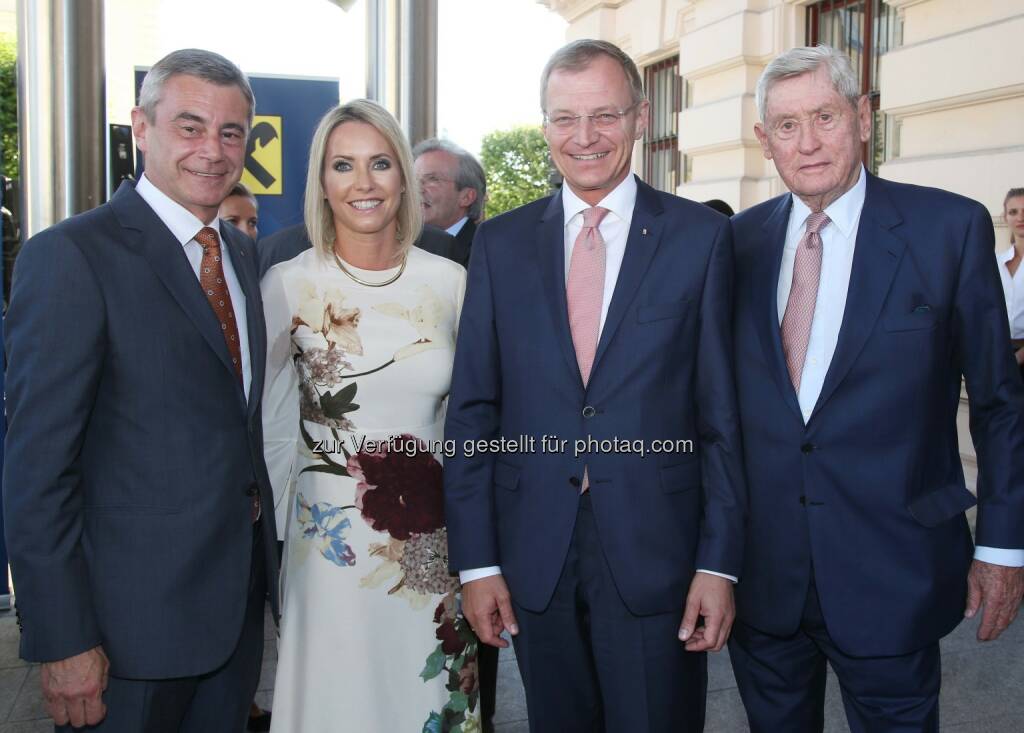 RLB OÖ-Generaldirektor Heinrich Schaller mit Lebensgefährtin Claudia Steinecker, Oberösterreichs Landeshauptmann Thomas Stelzer, Unternehmer Hannes Androsch (Bild: RLB OÖ/Strobl) (27.06.2017) 