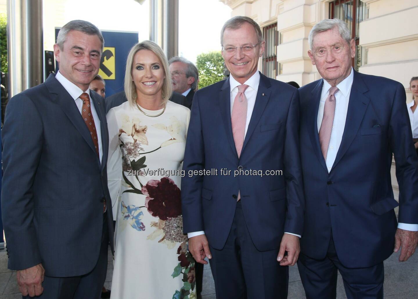 RLB OÖ-Generaldirektor Heinrich Schaller mit Lebensgefährtin Claudia Steinecker, Oberösterreichs Landeshauptmann Thomas Stelzer, Unternehmer Hannes Androsch (Bild: RLB OÖ/Strobl)