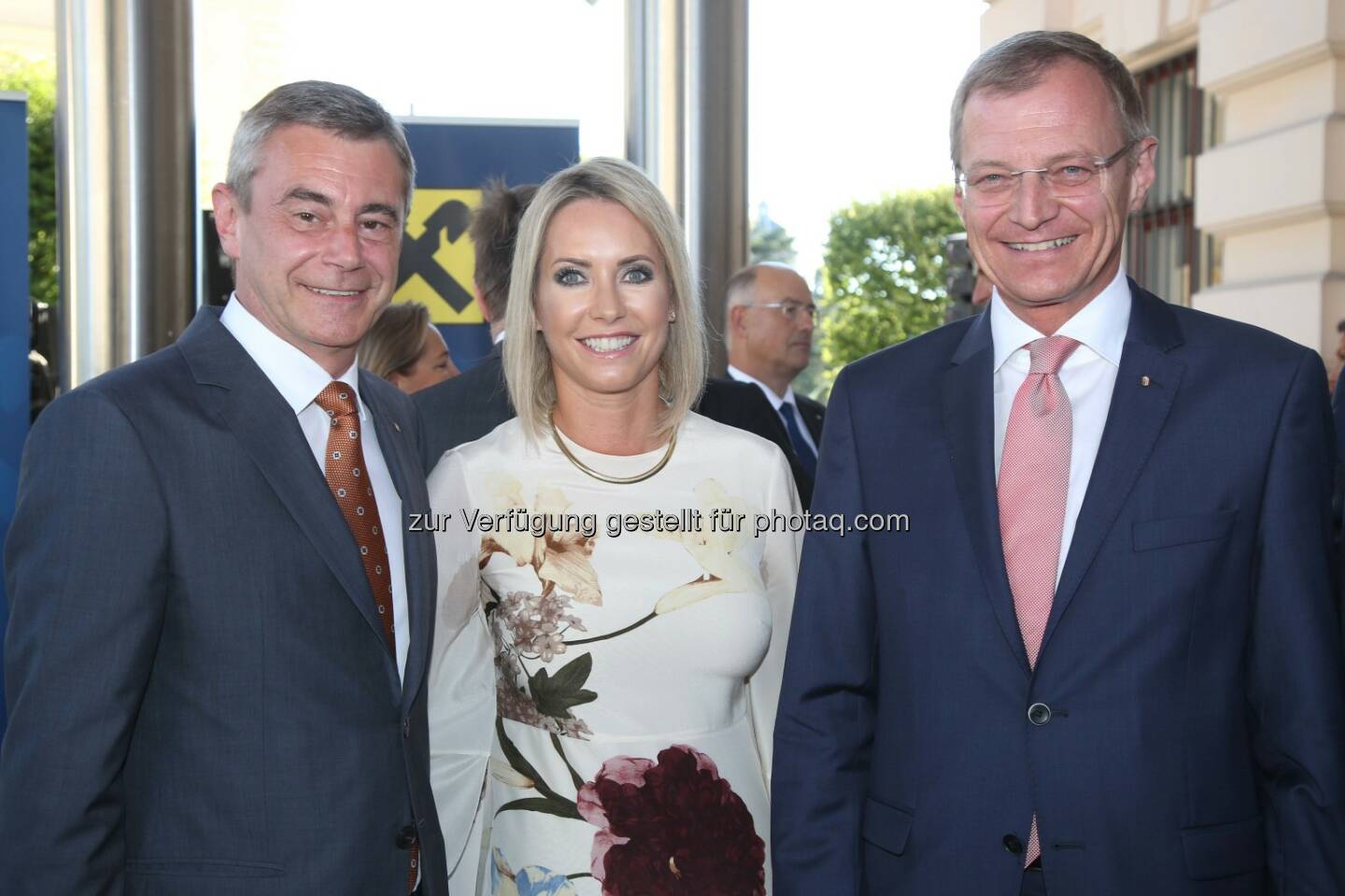 RLB OÖ-Generaldirektor Heinrich Schaller mit Lebensgefährtin Claudia Steinecker, Oberösterreichs Landeshauptmann Thomas Stelzer (Bild: RLB OÖ/Strobl)