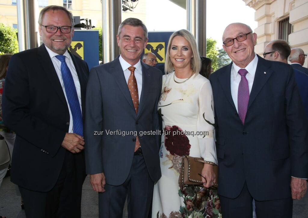 Josef Stockinger, Generaldirektor der OÖ Versicherung, RLB OÖ-Generaldirektor Heinrich Schaller mit Lebensgefährtin Claudia Steinecker, VIG-Aufsichtsratsvorsitzender Günter Geyer (Bild: RLB OÖ/Strobl) (27.06.2017) 