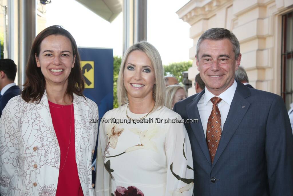 Bundesministerin Sophie Karmasin, RLB OÖ-Generaldirektor Heinrich Schaller mit Lebensgefährtin Claudia Steinecker (Bild: RLB OÖ/Strobl) (27.06.2017) 