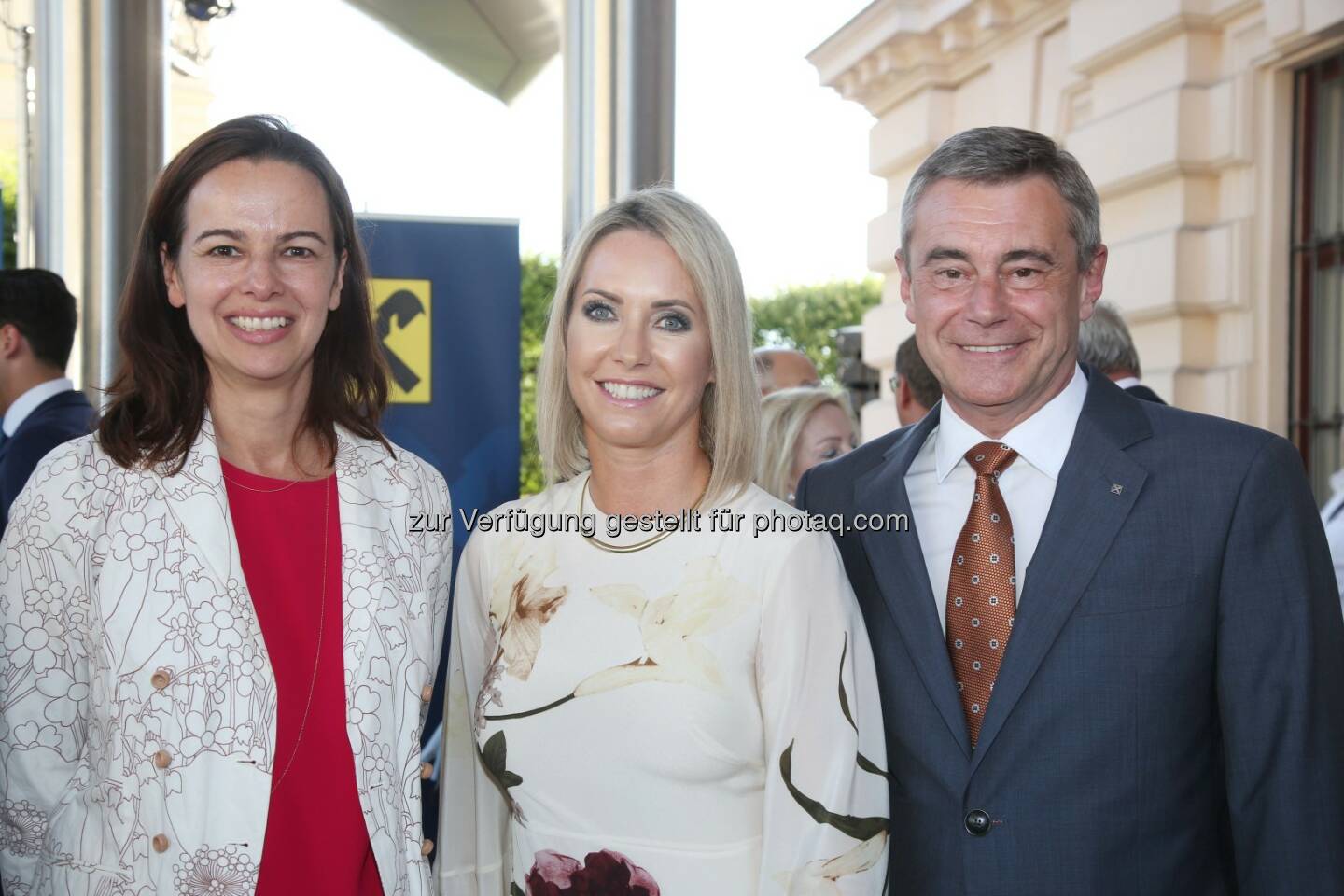 Bundesministerin Sophie Karmasin, RLB OÖ-Generaldirektor Heinrich Schaller mit Lebensgefährtin Claudia Steinecker (Bild: RLB OÖ/Strobl)