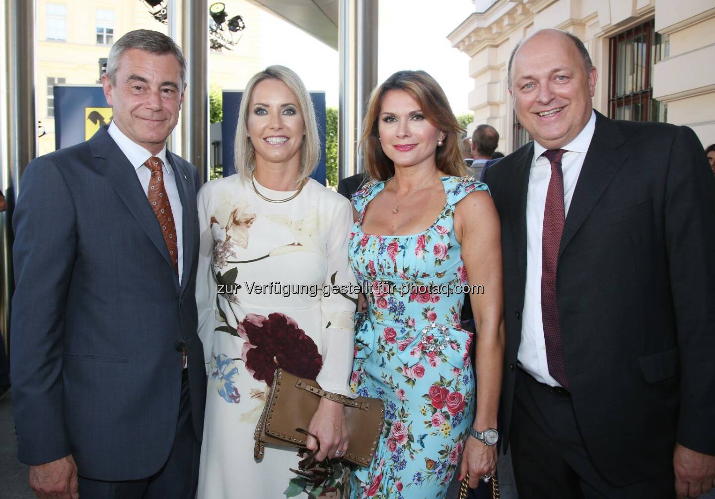 RLB OÖ-Generaldirektor Heinrich Schaller mit Lebensgefährtin Claudia Steinecker, CNH-CEO Andreas Klauser mit Gattin (Bild: RLB OÖ/Strobl)