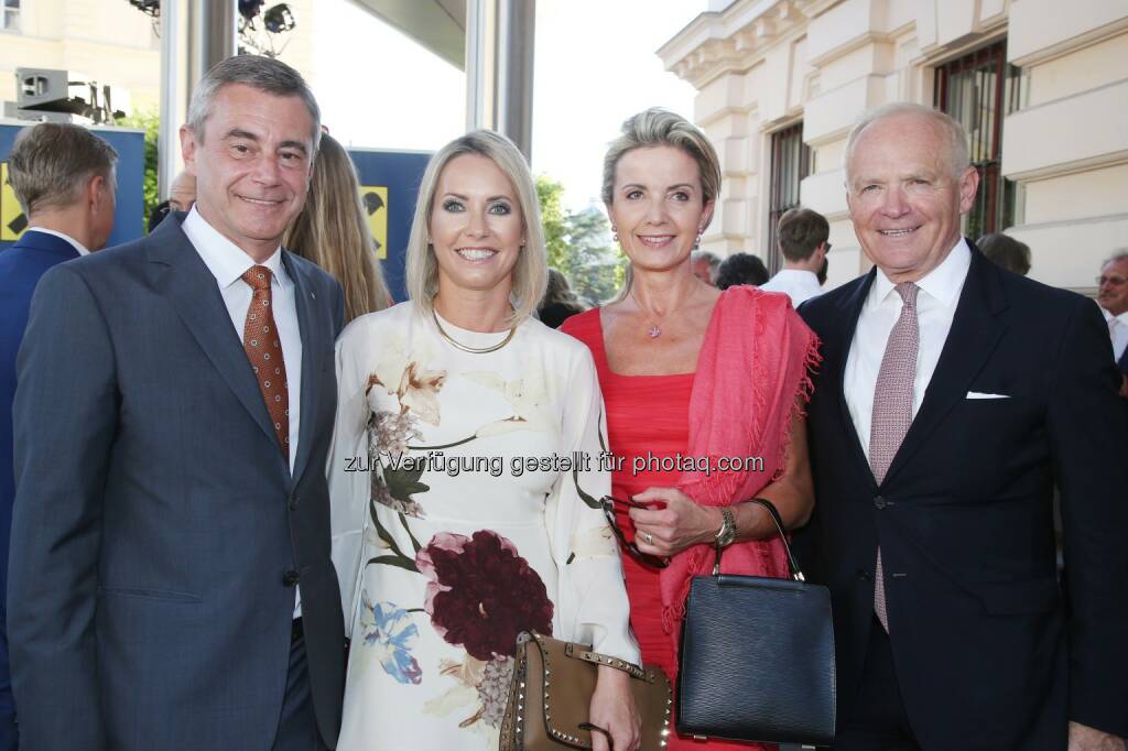 RLB OÖ-Generaldirektor Heinrich Schaller mit Lebensgefährtin Claudia Steinecker, AMAG-Generaldirektor Helmut Wieser mit Gattin (Bild: RLB OÖ/Strobl) (27.06.2017) 