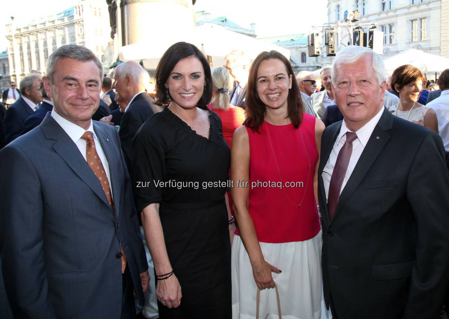 RLB OÖ-Generaldirektor Heinrich Schaller, ÖVP-Generalsekretärin Elisabeth Köstinger, Bundesministerin Sophie Karmasin, RLB OÖ- Aufsichtsratspräsident NR Jakob Auer (Bild: RLB OÖ/Strobl)