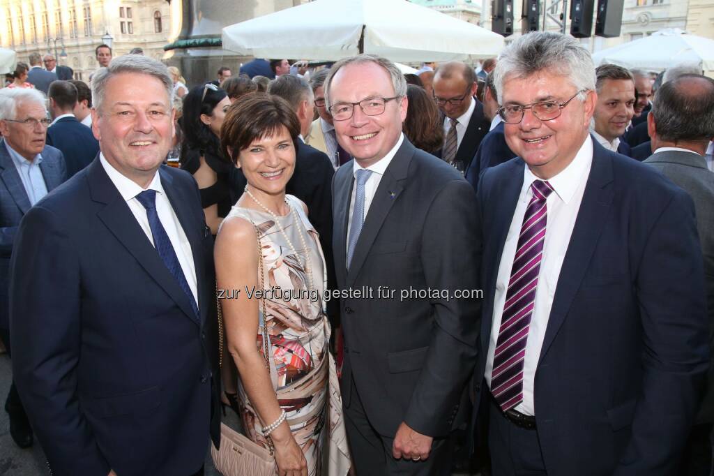 Bundesminister Andrä Rupprechter, RLB OÖ-Generaldirektor-Stellvertreterin Michaela Keplinger-Mitterlehner, Niederösterreichs LH-Stv. Stephan Pernkopf, Siemens OÖ-Chef Josef Kinast (Bild: RLB OÖ/Strobl) (27.06.2017) 