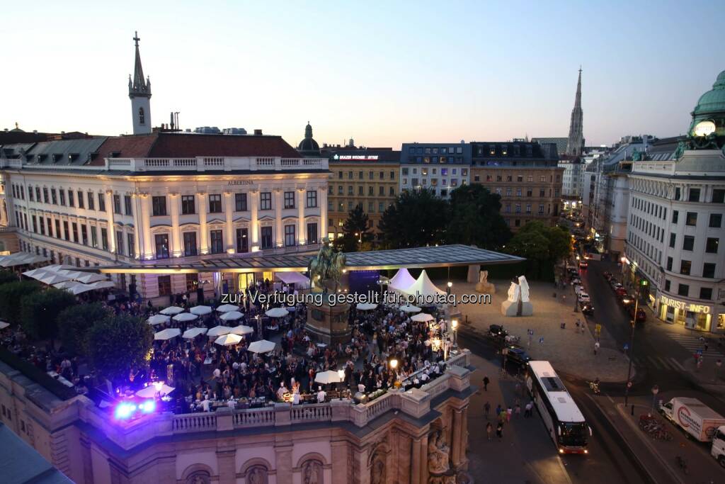 Sommer-Stimmung beim Kundenempfang der RLB OÖ auf der Reiterplattform der Albertina (Bild: RLB OÖ/Strobl) (27.06.2017) 