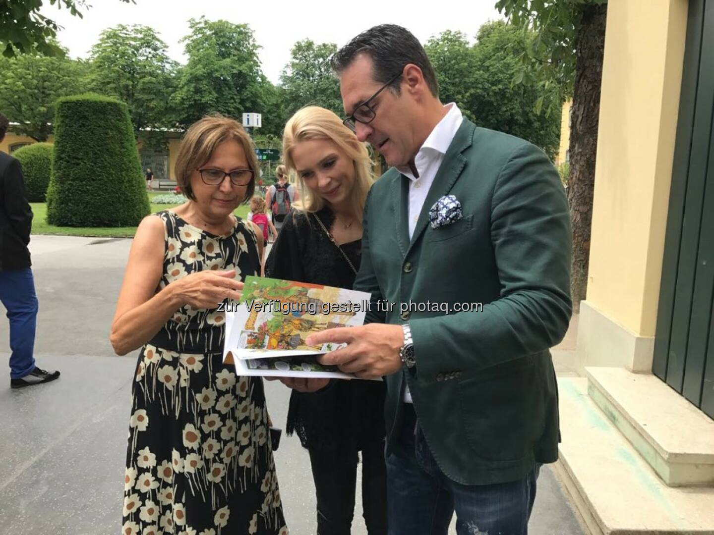 Philippa und HC Strache bedankten sich bei der Direktorin Dagmar Schratter - Freiheitlicher Parlamentsklub - FPÖ: Ehepaar Strache übernimmt Tierpatenschaft in Schönbrunn (Bild: FPÖ)