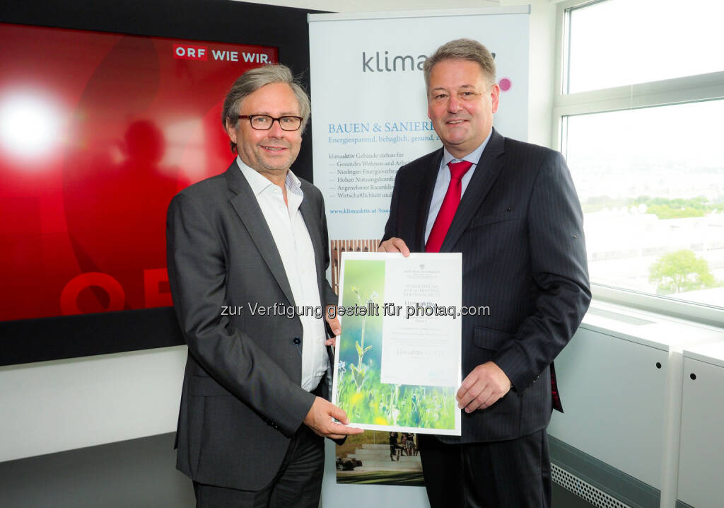 Bundesminister Andrä Rupprechter verleiht ORF-Generaldirektor Alexander Wrabetz die Gold Auszeichnung nach dem klimaaktiv Gebäudestandard. - Ministerium für ein lebenswertes Österreich: Bundesminister Andrä Rupprechter verleiht klimaaktiv Gold für
Sanierung im ORF-Zentrum (Bild: Roman Zach –Kiesling/ORF), © Aussender (28.06.2017) 