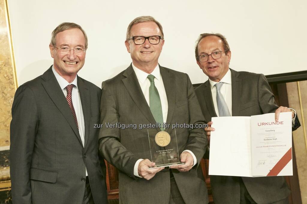 Wirtschaftsbund-Präsident Christoph Leitl, Zweiter Nationalratspräsident Karlheinz Kopf, Wirtschaftsbund-Generalsekretär Peter Haubner - Österreichischer Wirtschaftsbund: Julius-Raab-Medaille an Karlheinz Kopf verliehen (Bild: Parlamentsdirektion/thomas Topf), © Aussendung (29.06.2017) 