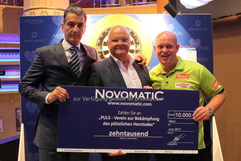 NOVOMATIC GROUP: Darts gegen den Herztod, Mag. Harald Neumann, Vorstandsvorsitzender NOVOMATIC AG; Prof. Harry Kopietz, Präsident Verein „PULS“; Michael van Gerwen, amtierender Darts-Weltmeister, Foto: Novomatic, © Aussender (29.06.2017) 