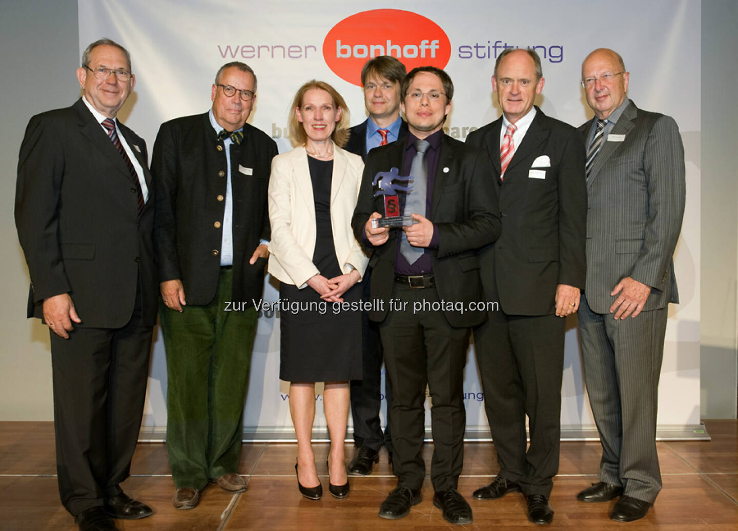 Mitglieder der Jury (Klaus Schroeter, Prof. Gunnar Folke Schuppert, Till Bartelt,  Christian Grün, Walter Purschke) mit der Laudatorin Staatssekretärin Annette Niederfranke und dem Preisträger 2013 Tim Wessels,