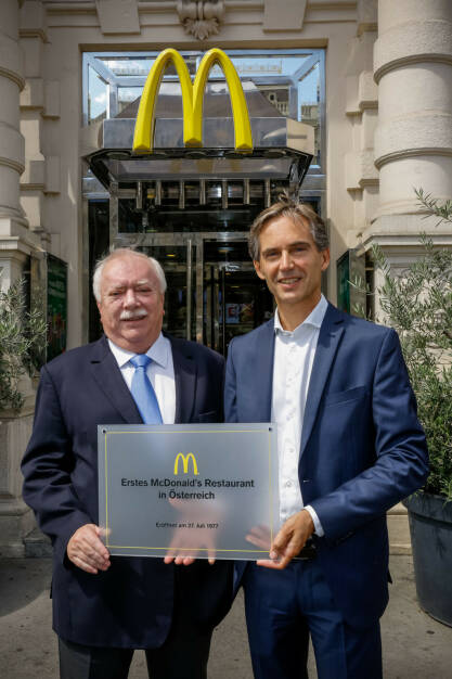 McDonald's Österreich: Bürgermeister gratuliert Burgermeister, v.l.n.r.: Dr. Michael Häupl und Andreas Schmidlechner, Bildcredit: McDonald's Österreich, Fotograf: Christian Husar, © McDonald's (Homepage) (03.07.2017) 