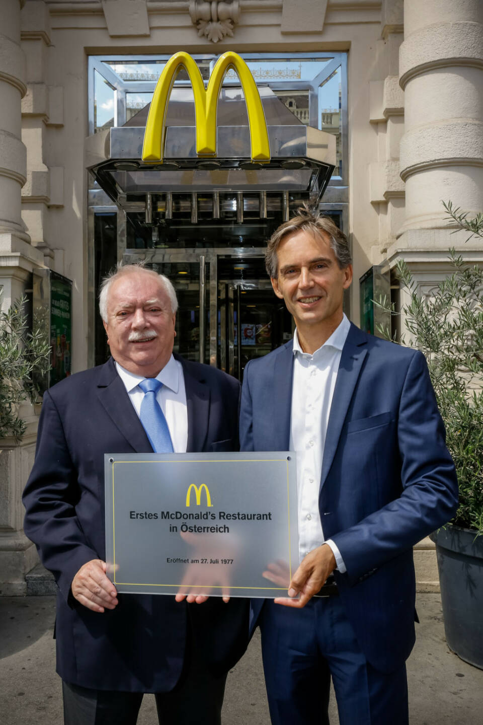 McDonald's Österreich: Bürgermeister gratuliert Burgermeister, v.l.n.r.: Dr. Michael Häupl und Andreas Schmidlechner, Bildcredit: McDonald's Österreich, Fotograf: Christian Husar
