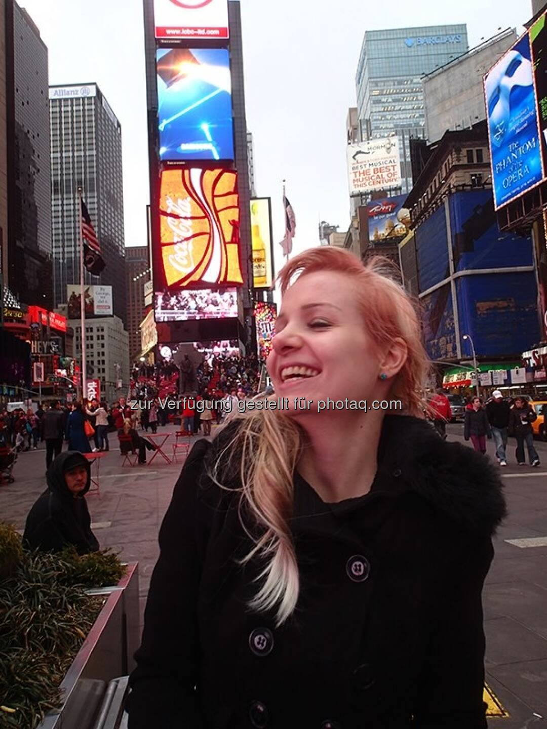 Julie Böhm am Times Square, New York http://www.spykeheels.com