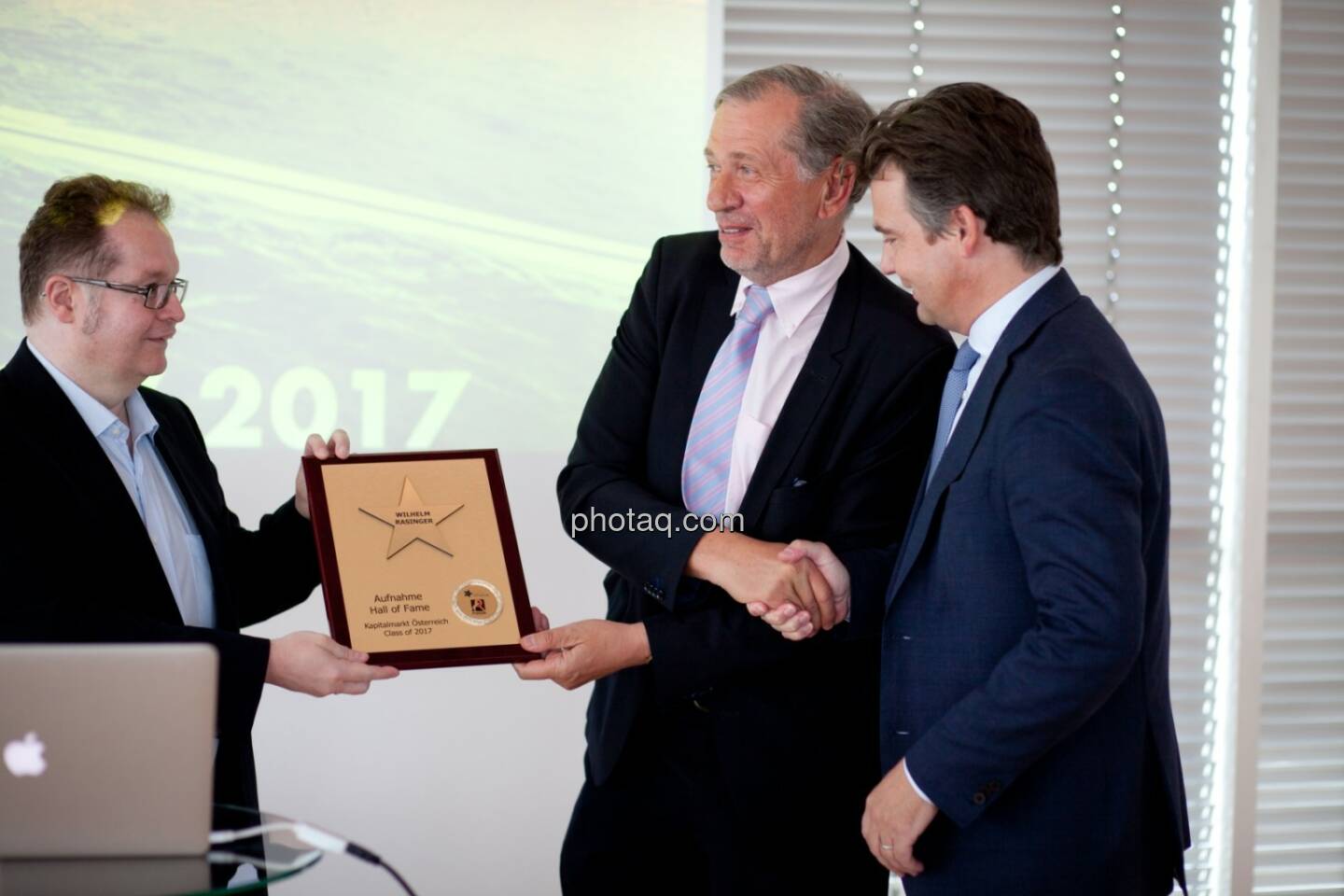 Wilhelm Rasinger (Mitte, IVA) wird in die Hall of Fame aufgenommen, links: Gregor Rosinger (Rosinger Group), rechts: Marc Tüngler (DSW) http://www.boerse-social.com/hall-of-fame