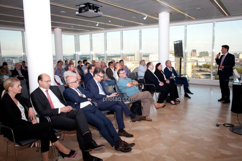 Josko Radeljic, Leiter Investor Relations, BayWa AG, stellt sein Unternehmen bei der BSN Roadshow #71 im Ringturm vor, © Michaela Mejta (04.07.2017) 