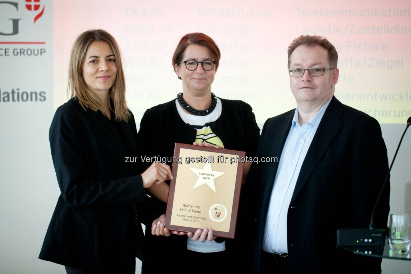 Judit Helenyi (Flughafen Wien, Leitung Investor Relations, mitte), Christine Petzwinkler (BSN, links), Gregor Rosinger (Rosinger Group, rechts)