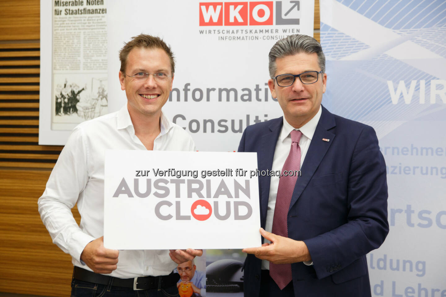 Spartenobmann Martin Heimhilcher (re.) und UBIT-Fachgruppenobmann Martin Puaschitz präsentieren die Austrian Cloud - Wirtschaftskammer Wien: WK Wien: Unterstützung für heimische Cloud-Dienstleister (Bild: Florian Wieser)