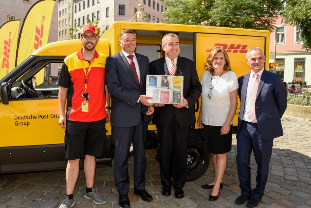 DHL stellt erstmals in Österreich Pakete mit Elektrofahrzeugen zu, v.l.n.r.: DHL Paket Fahrer, Bundesminister Jörg Leichtfried, Konzernvorstand Post - eCommerce - Parcel von Deutsche Post DHL Group Jürgen Gerdes, Bezirksvorsteherin Susanne Schaefer-Wiery (5. Bezirk), DHL Paket Österreich Geschäftsführer Günter Birnstingl; Bild: Bill Lorenz/DHL Paket (07.07.2017) 