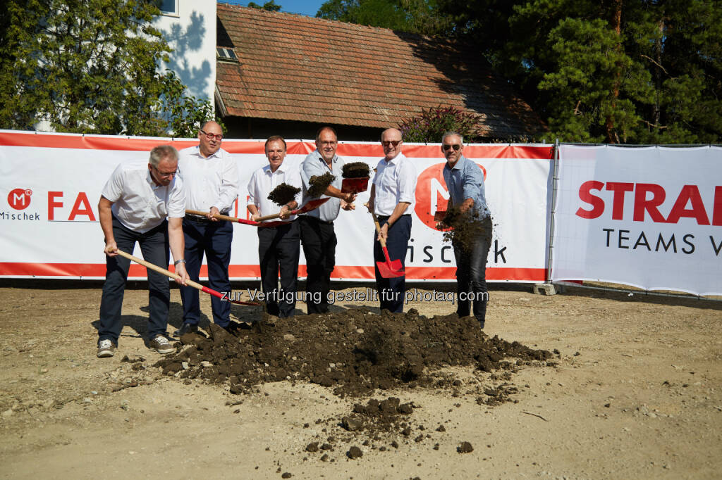 Ferdinand Strasser (Boehm Stadtbaumeister & Gebäudetechnik), BM Herbert Vanzo (STRABAG SE), Gerald Bischof (Bezirksvorsteher Wien 23), Ing. Wolfgang Ermischer (Vorsitzender der Kulturkommission Wien 23), Mag. Stephan Jainöcker (kaufmännischer Direktionsleiter, Mischek Bauträger Service GmbH), Ing. Christopher Girg (Mischek Bauträger Service GmbH), Bild: Strabag (07.07.2017) 