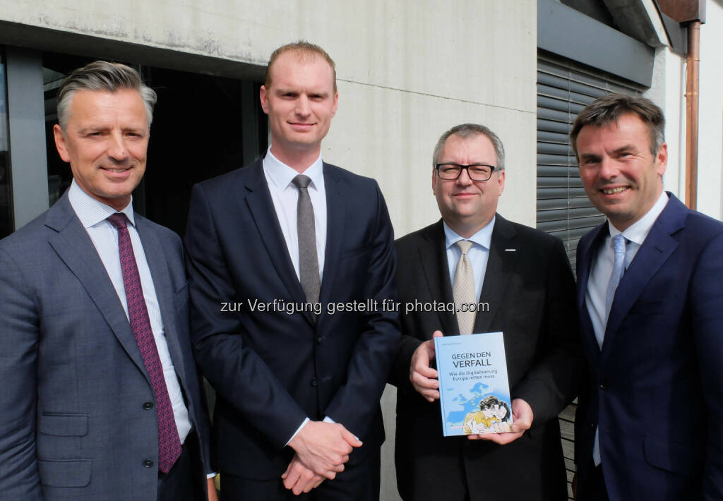 Helmut Fallmann, Gründer und Vorstand des Softwareherstellers und Cloud-Dienstleisters Fabasoft (2.v.r.), referierte auf Einladung des Bankhaus Spängler in Linz. Im Bild mit Vorstandssprecher Werner Zenz, Michael Rampler (Leiter der Stabstelle für Business Development) und Johann Penzenstadler, Regionalleiter und Chef der Spängler-Filiale in Linz (v.l.); Bild: Spängler (10.07.2017) 