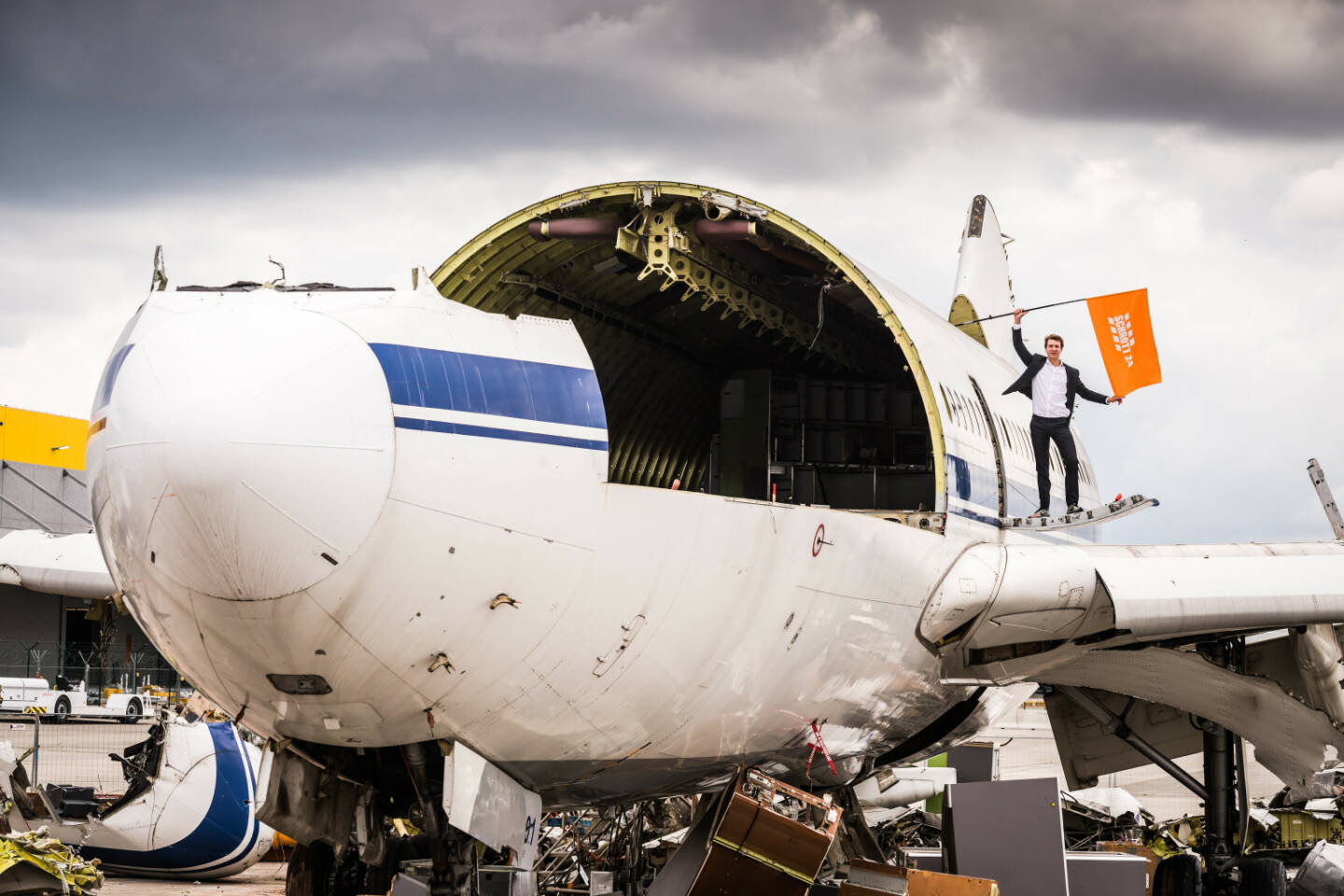 Jan Pannenbäcker, CEO von Schrott24, auf einer der beiden von Schrott24 verwerteten Airbus A310, Bild: Geert Vanden Wijngaert, Fotocredit: Schrott24