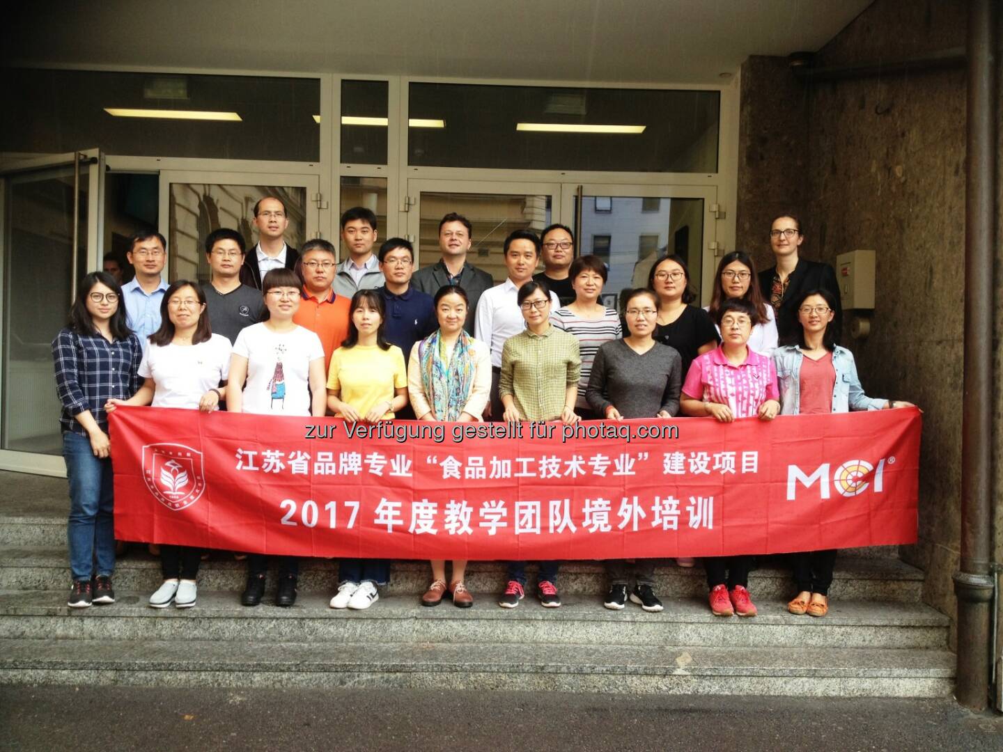 Die Delegation des chinesischen JFPC Colleges am MCI. Vorne Bildmitte JFPC-Vizerektorin Weiwei Zhai, hinten Bildmitte MCI-Koordinatior Vladan Antonovic, hinten rechts MCI-Studiengangsleiterin Katrin Bach. - MCI Management Center Innsbruck: MCI goes China (Fotocredit: MCI)