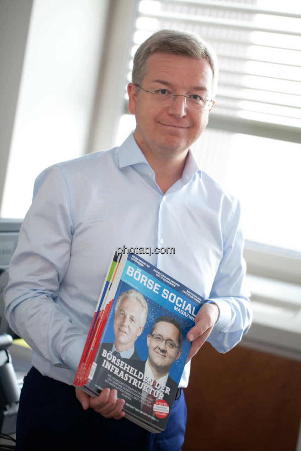 Michael Höllerer, Generalbevollmächtigter bei der RBI, mit dem Börse Social Magazine (Fotocredit: Michaela Metja/photaq.com) 