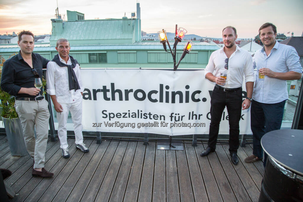 Priv.-Doz. Dr. Patrick Weninger, OA Dr. Ramin Karimi, Dr. Christoph Thallinger, OA Dr. Christian-Thomas Radda - arthroclinic Priv.-Doz. Dr. Patrick Weninger: Sommerfest arthroclinic.wien Erfahrungsaustausch von Orthopäden, Unfallchirurgen und Radiologen (Fotocredit: KNIE & SPORT - Dr. Patrick Weninger/APA-Fotoservice/Juhasz), © Aussender (24.07.2017) 