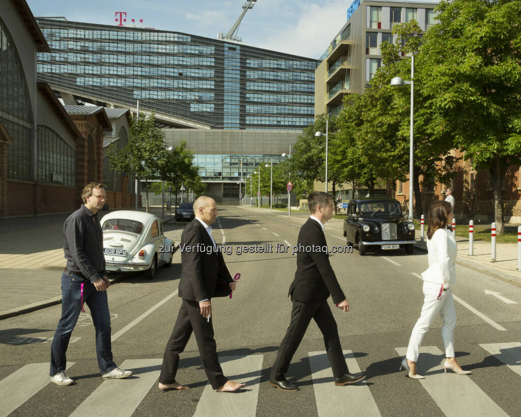 Andreas Bierwirth, CEO, Rüdiger Köster, CTO, Gero Niemeyer, CFO, Maria Zesch, CCO  - T-Mobile: Mach’s den Beatles nach: T-Mobile ruft auf zur #AbbeyRoadChallenge (Fotograf: Marlena König / Fotocredit: T-Mobile), © Aussender (27.07.2017) 