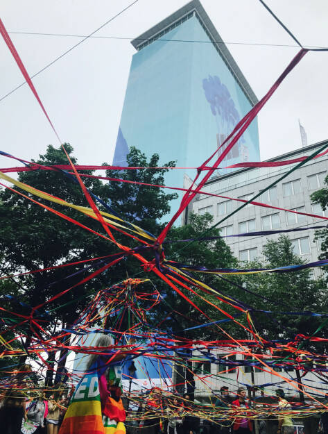 Regenbogenparade 2017 Wien: Ringturm VIG, © diverse photaq (30.07.2017)