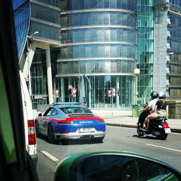 Porsche 911 vor dem Uniqa Tower (c) Evelin Past (30.07.2017) 