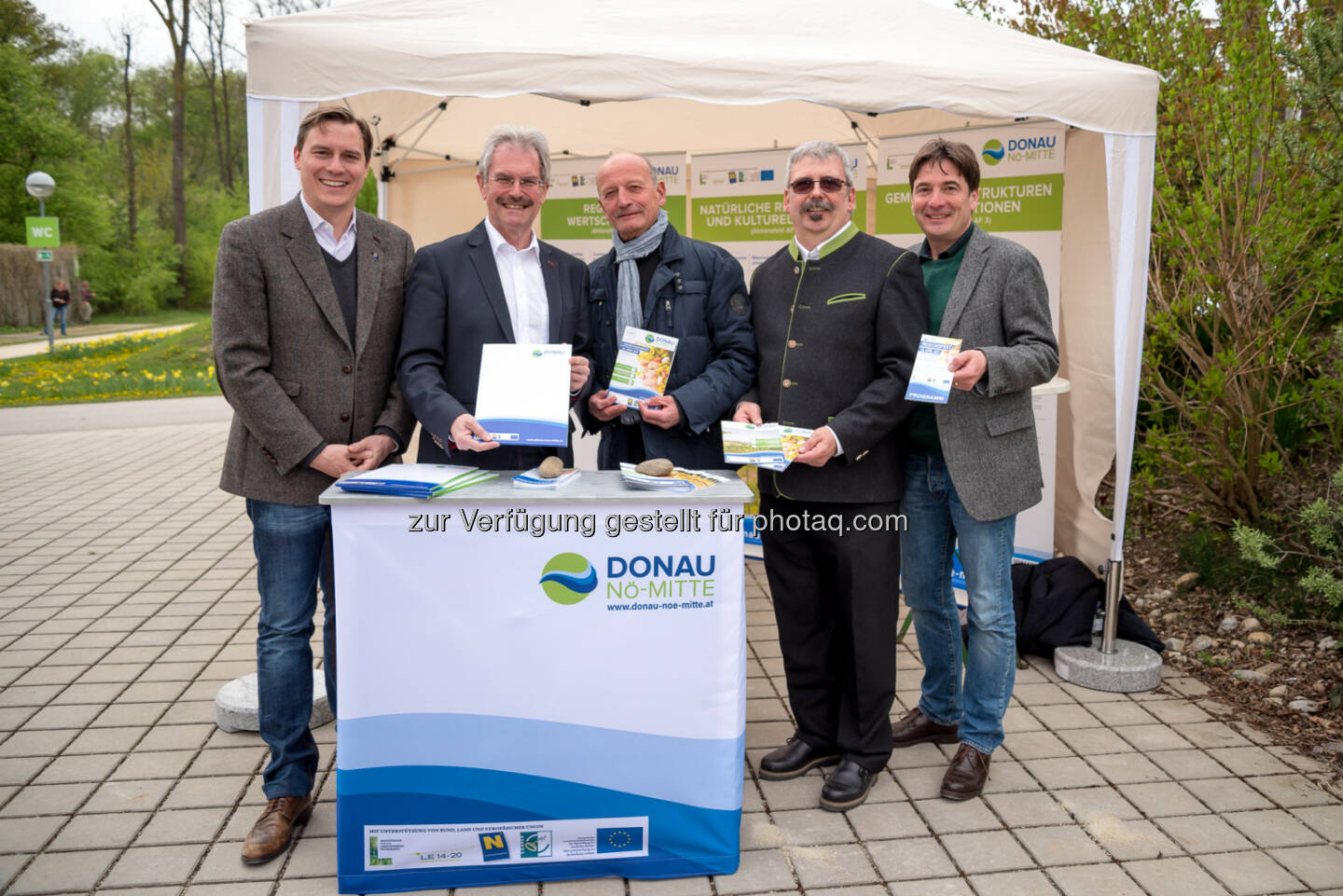 LAbg. Christoph Kaufmann,MAS, LR Mag. Karl Wilfing, LEADER-Obmann Franz Redl, LEADER-Manager Ing. Franz Mitterhofer, Garten Tulln GF Franz Gruber,MSc - Verein Leader: LEADER Region Donau NÖ-Mitte ist trotz Hitze cool (Fotocredit: www.fischer-media.at)