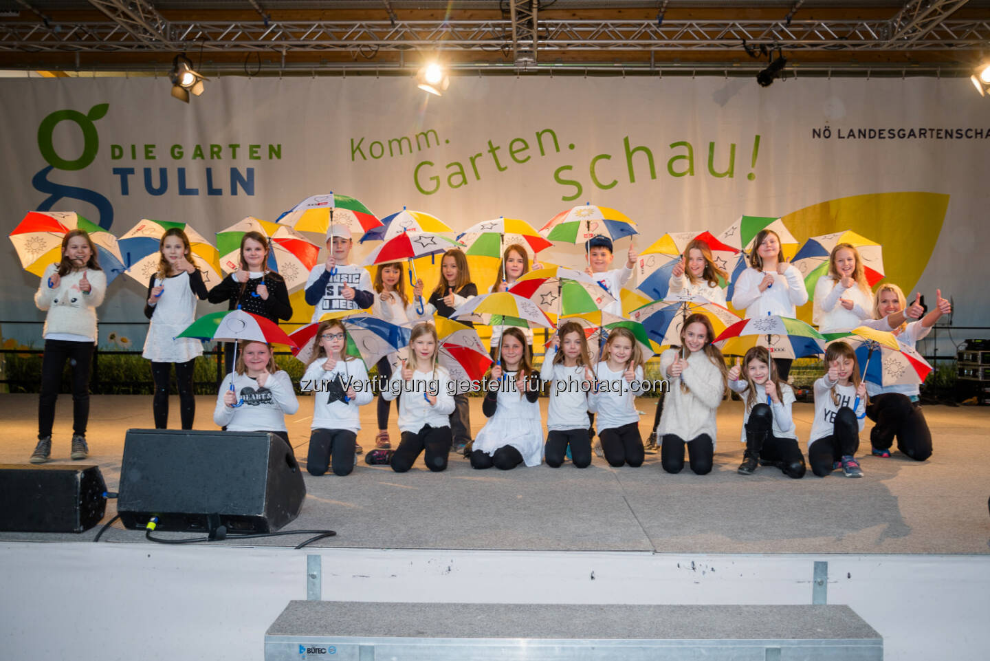 Schüler/Innen aus Paudorf zeigten beim LEADER Regionsfest auf der Bühne der GARTEN TULLN einen Regenschirmtanz - Verein Leader: LEADER Region Donau NÖ-Mitte ist trotz Hitze cool (Fotocredit: www.fischer-media.at)