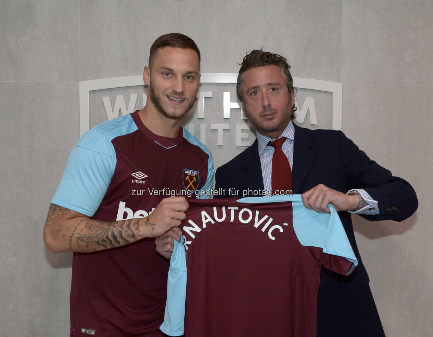 Mag. Franz Pranter mit Marko Arnautovic nach dem Signing bei West Ham. - NEXT MARKETING SERVICE KG: NEXT SPORTS MARKETING begleiten Rekord-Transfer von Marko Arnautovic (Fotocredit: Griffiths Photographers)