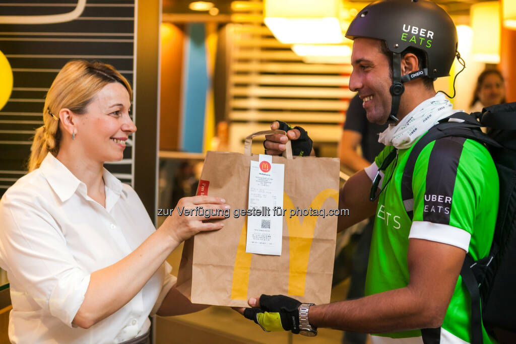 McDonald's Österreich: Es ist so weit: UberEATS „McDelivery“ kommt nach Wien (Fotograf: Philipp Lipiarski / Fotocredit: McDonald's Österreich/ UberEATS), © Aussendung (07.08.2017) 