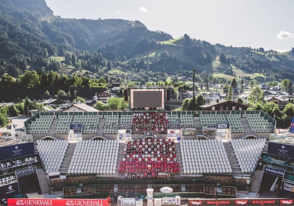 Das Gruppenfoto aller Mitarbeiter des ATP Generali Open mit dem Kitzbühler Hahnenkamm(Streif) im Hintergrund (08.08.2017) 