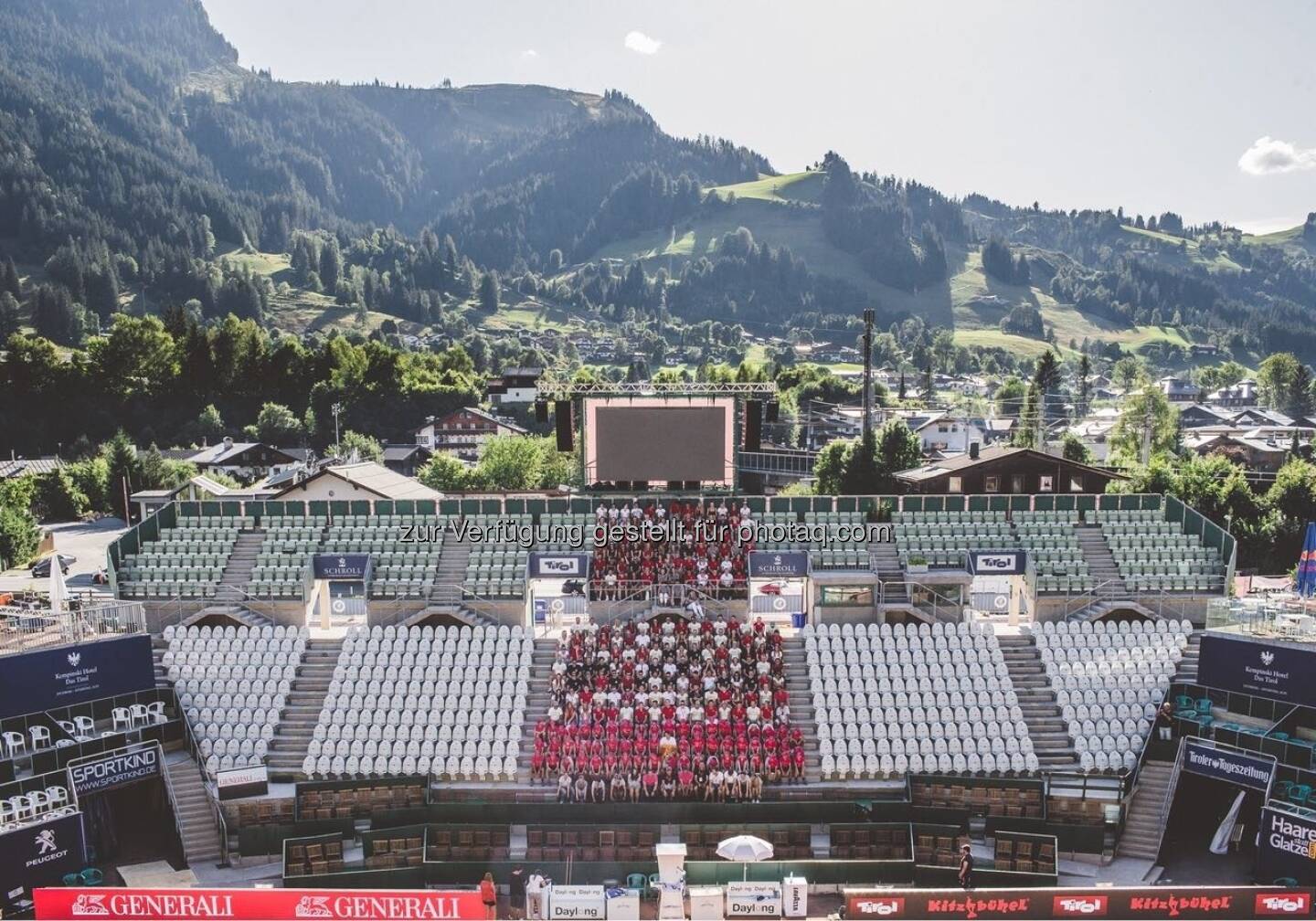 Das Gruppenfoto aller Mitarbeiter des ATP Generali Open mit dem Kitzbühler Hahnenkamm(Streif) im Hintergrund