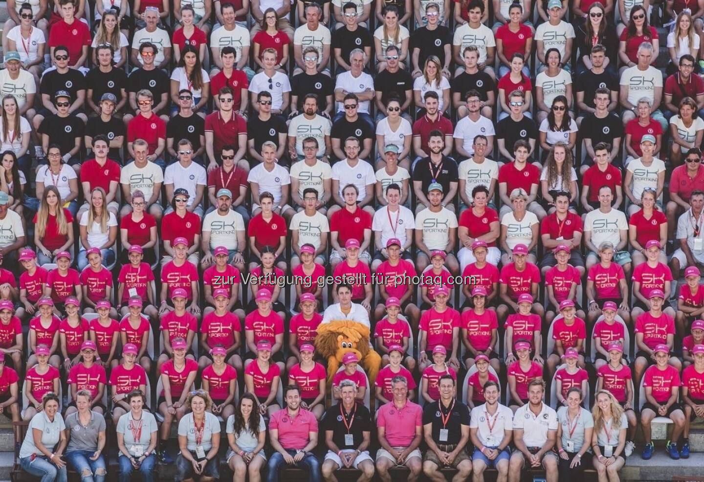 Gruppenfoto aller Mitarbeiter des ATP Generali Open am Centre Court in Kitzbühel