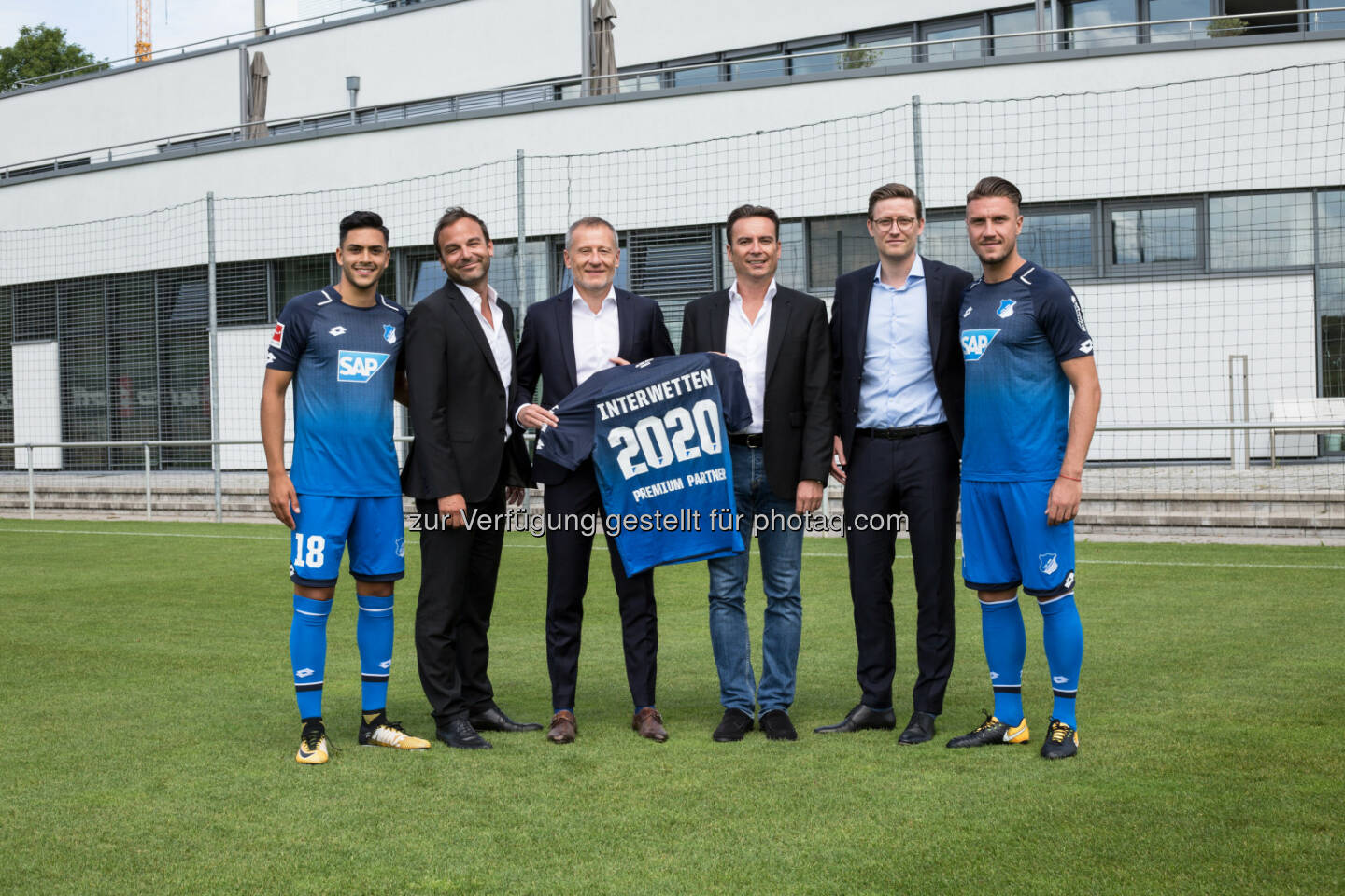 Nadiem Amiri, Andreas Stockinger, Leader Sponsoring, PR & Social Media von Interwetten, Dr. Peter Görlich, Geschäftsführer der TSG 1899 Hoffenheim, Werner Becher, Speaker of the Board von Interwetten, Arnfried Lemmle, Leiter Sponsoring und Vertrieb der TSG 1899 Hoffenheim, Ermin Bicakcic - Interwetten Group: Interwetten ist offizieller Business Premium Partner der TSG Hoffenheim (Fotocredit: TSG Hoffenheim)