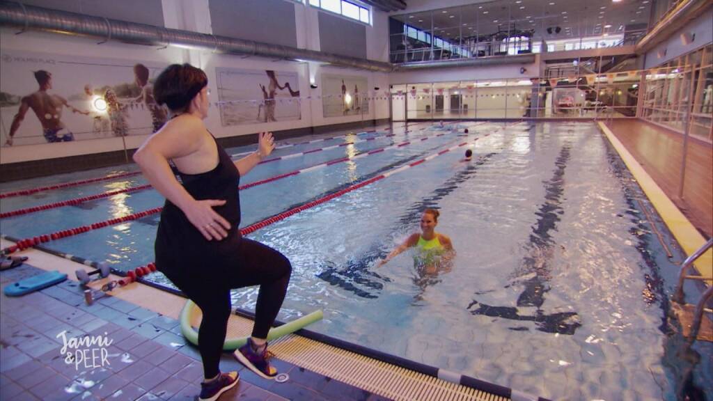 Surferin Janni Hönscheid probiert Aquagym, Wasser, Schwimmen, Schwimmbecken, Pool, Gymnastik, Fotocredit: RTL II, © Aussendung (14.08.2017) 