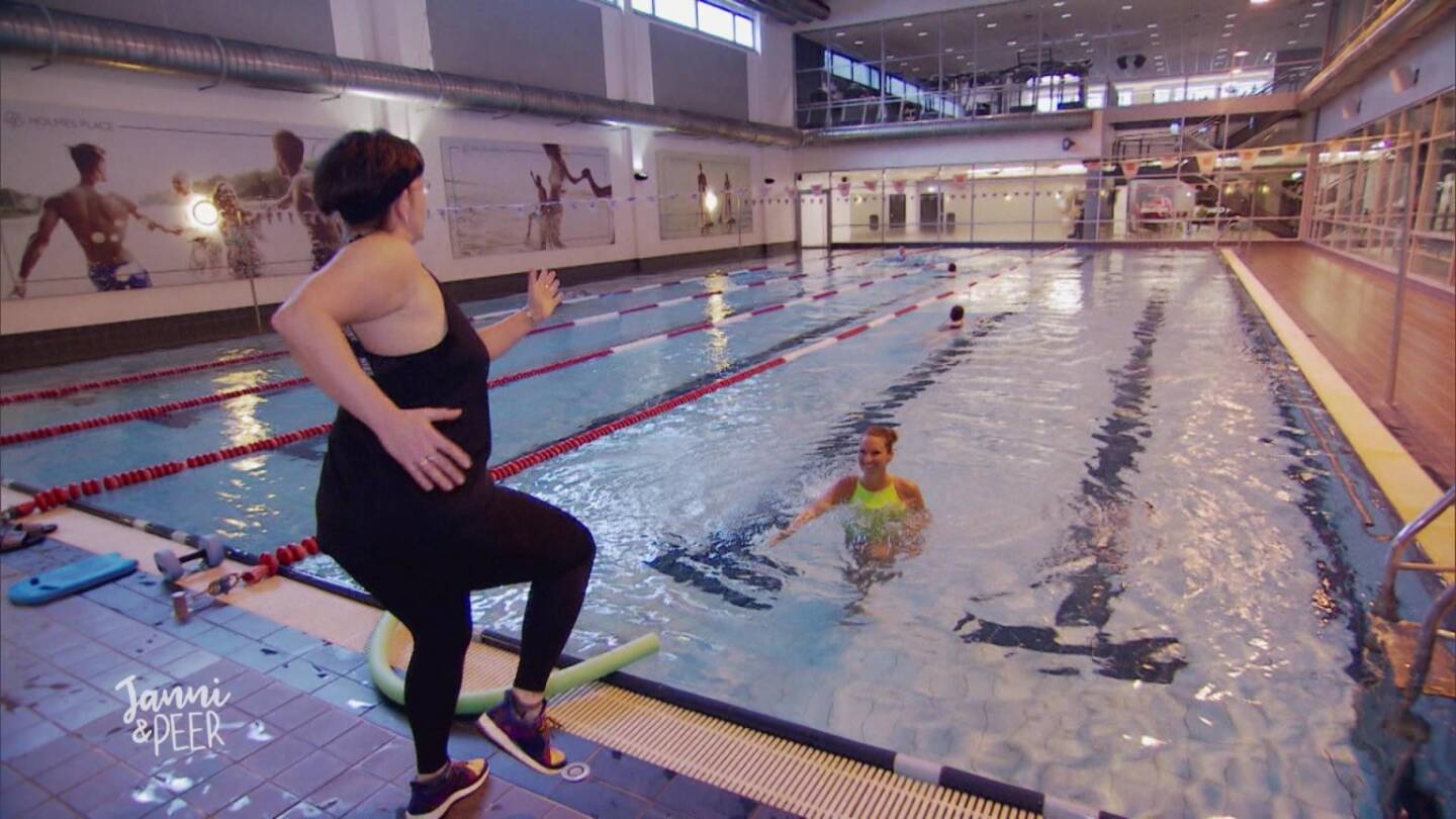 Surferin Janni Hönscheid probiert Aquagym, Wasser, Schwimmen, Schwimmbecken, Pool, Gymnastik, Fotocredit: RTL II